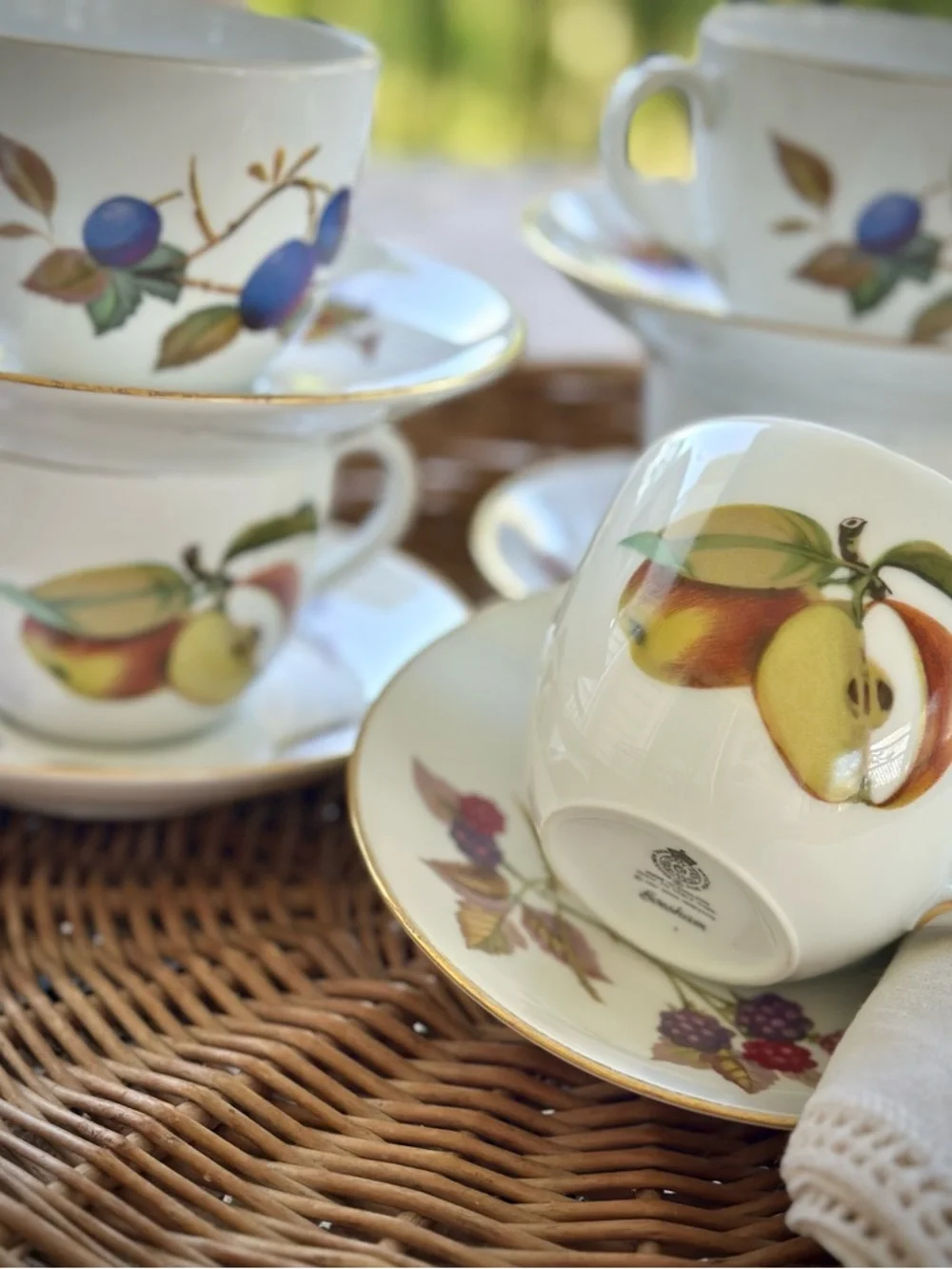 5 Vintage Royal Worcester Evesham Cups and Saucers Set England Gold Trim